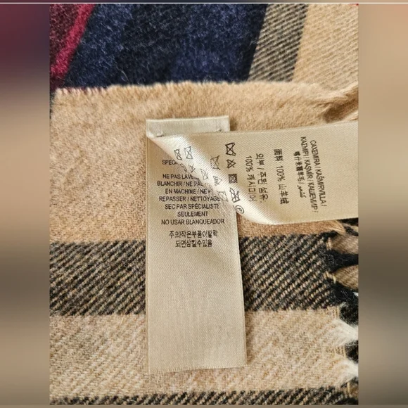 LIKE NEW Burberry Classic Nova Check Cashmere Scarf - Reversible Geo Pattern - Picture 7 of 8